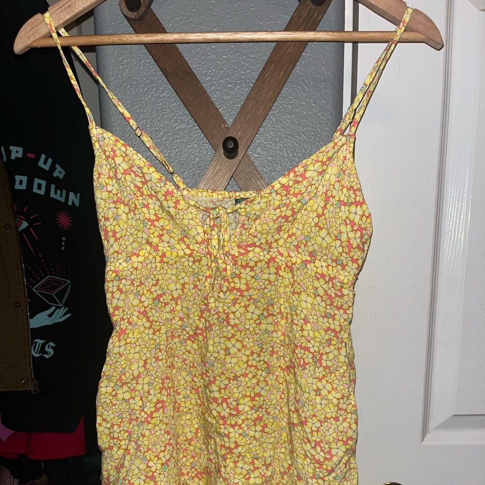 Cute spring dress. Only worn twice. Message me if need more pic :)